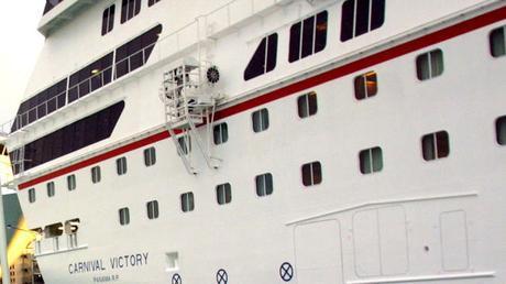 Un hombre de 23 años cae del crucero Carnival Victoria