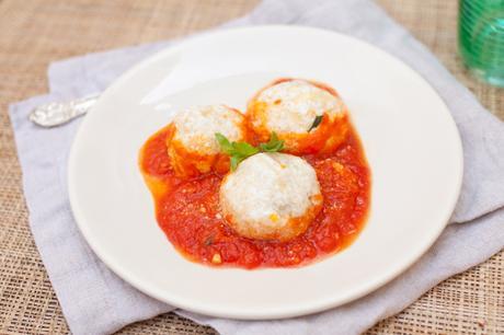 Bolitas de requesón en salsa de tomate y albahaca