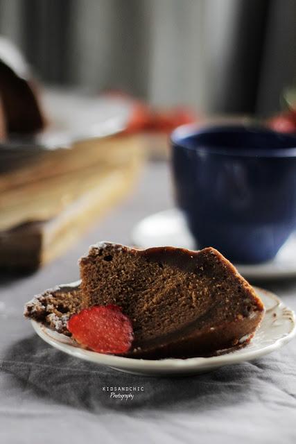 Bizcocho de cúrcuma, fresas y cacao en Olla rápida