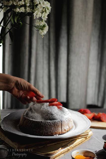 Bizcocho de cúrcuma, fresas y cacao en Olla rápida