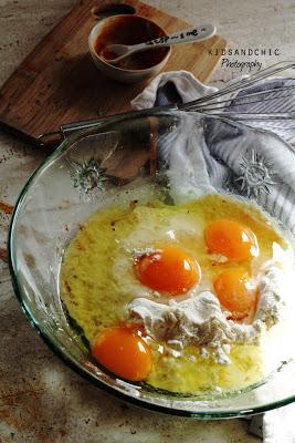 Bizcocho de cúrcuma, fresas y cacao en Olla rápida