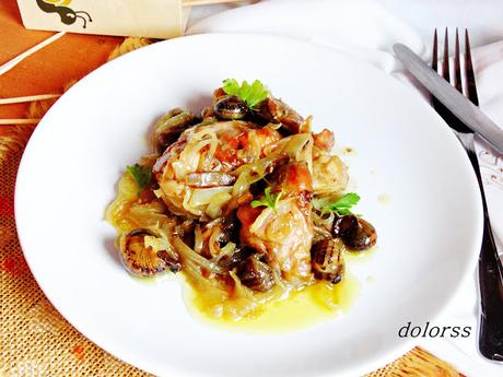 Conejo encebollado con caracoles
