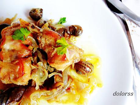 Conejo encebollado con caracoles