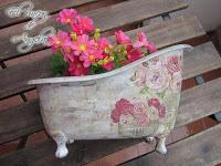 Decoupage y pintura con craquelado sobre una superficie de plastico.