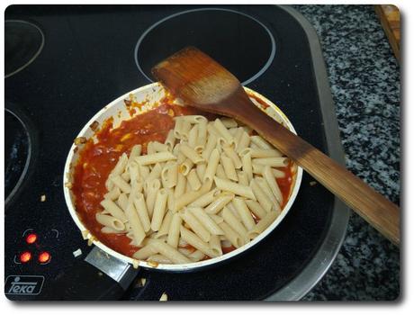 Macarrones con tomate para una persona sola