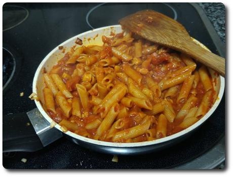 Macarrones con tomate para una persona sola