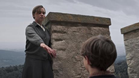 El nuevo trailer de la película de terror de Emilia Clarke salió y es terrorífico