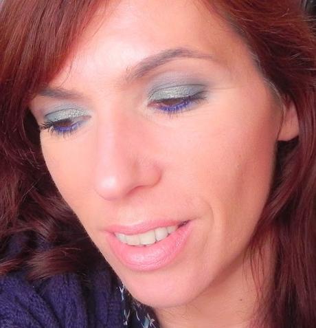 primer plano rostro azul maquillaje