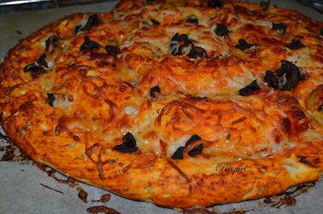 Pizza espiral de jamón con aceitunas y camagrocs