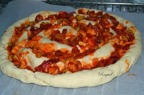 Pizza espiral de jamón con aceitunas y camagrocs