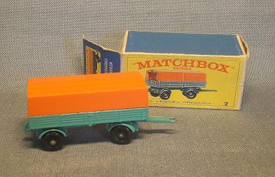 El acoplado del camión Mercedes-Benz