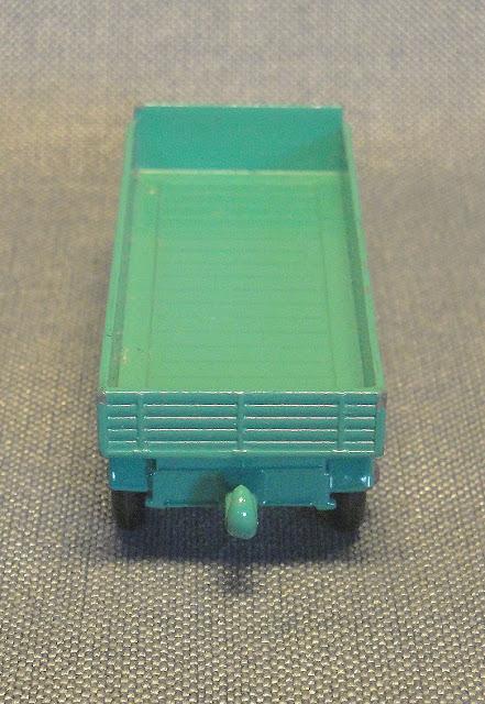 El acoplado del camión Mercedes-Benz