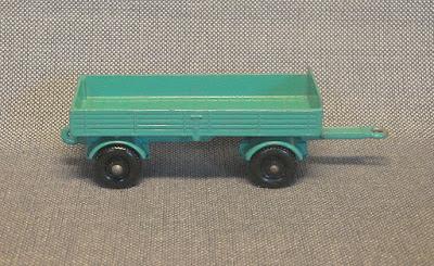 El acoplado del camión Mercedes-Benz