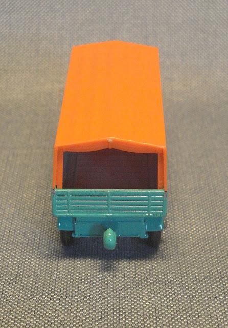 El acoplado del camión Mercedes-Benz