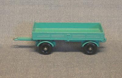 El acoplado del camión Mercedes-Benz