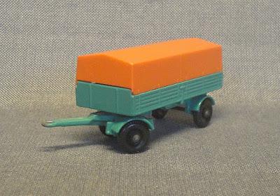 El acoplado del camión Mercedes-Benz