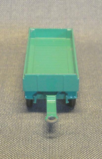 El acoplado del camión Mercedes-Benz