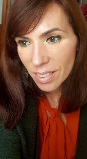 Maquillaje verde y naranja