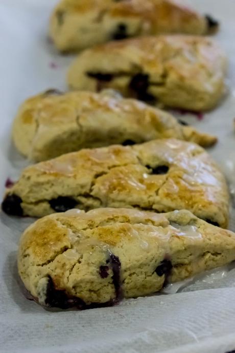 BANNOCK SCONES ESCOCESES DE ARÁNDANOS CON GLASEADO DE LIMÓN