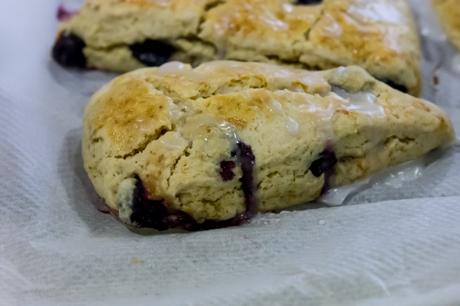 BANNOCK SCONES ESCOCESES DE ARÁNDANOS CON GLASEADO DE LIMÓN