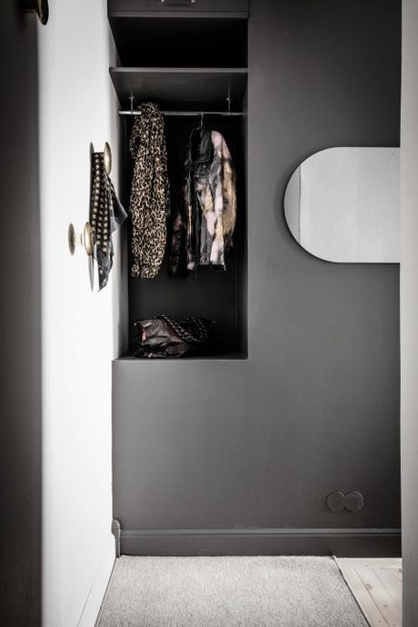 Puertas y muebles del mismo color que la pared puerta negra pared negra pared de cristal estilo nórdico oscuro estilo escandinavo cristal entre salón y dormitorio blog decoración nórdica armario blanco pared blanca acristalamiento interior 