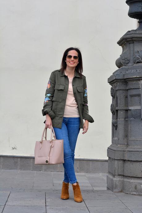 outfit-parka-con-flores-street-style