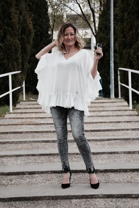 volantes-jeans-stilettos-primavera-look-blusa-blanca