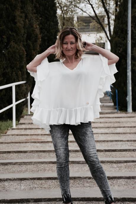volantes-jeans-stilettos-primavera-look-blusa-blanca