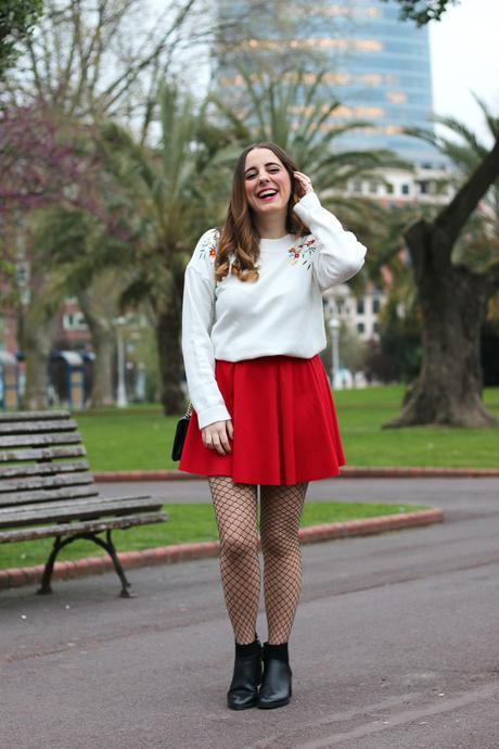 Outfit con falda roja y medias de rejilla