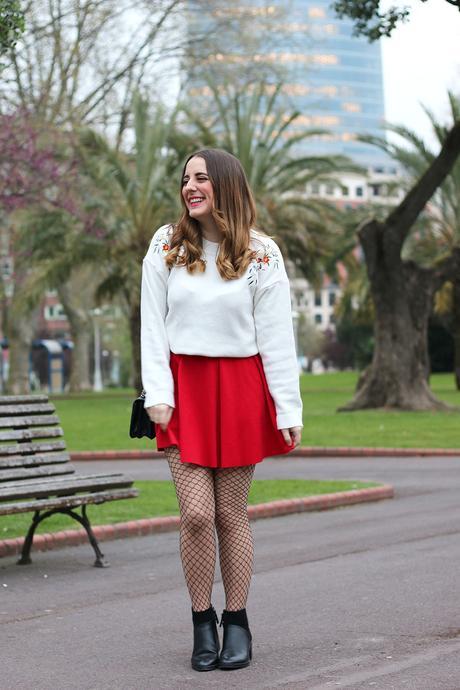 Outfit con falda roja y medias de rejilla