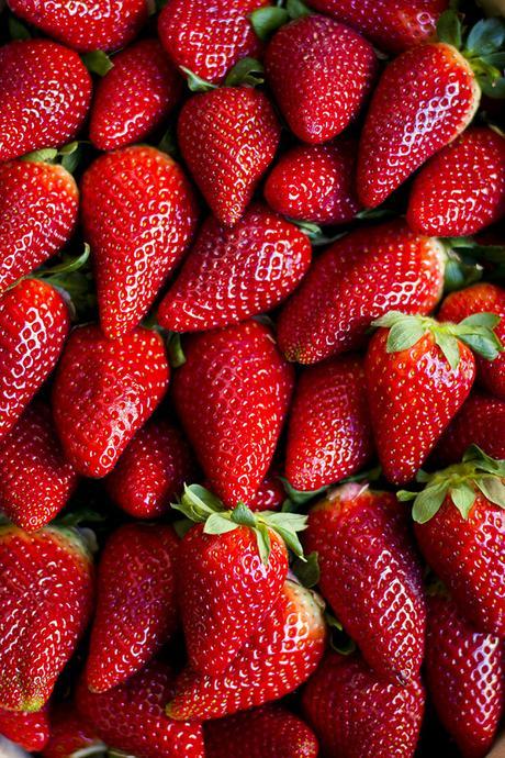 PASTEL DE FRESAS Y HIERBABUENA PASTEL DE FRESAS Y HIERBABUENA