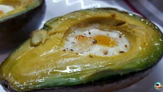 Aguacates con huevo de codorniz