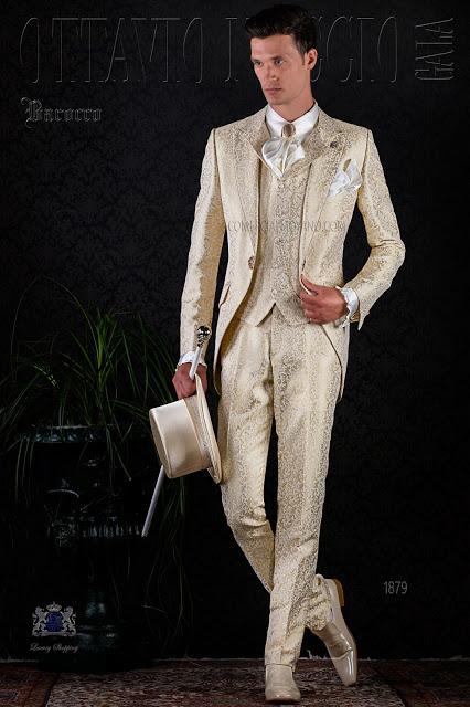 Traje de época brocado dorado con strass cristal dorado