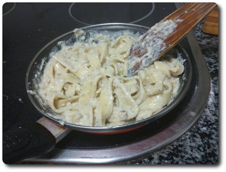 Cintas de pasta fresca a la pimienta con salsa de nueces