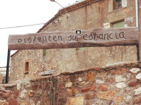 Carteles anunciadores de las casas rurales La Chimenea de Soria en los accesos a Espeja de San Marcelino