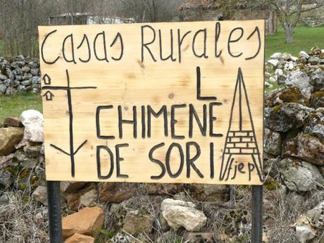 Carteles anunciadores de las casas rurales La Chimenea de Soria en los accesos a Espeja de San Marcelino