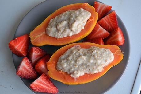 Papaya rellena de gachas de avena