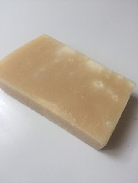 Amaploabio: Jabón de leche y miel/ Milk and honey soap