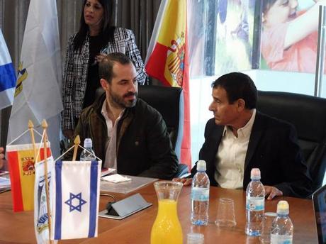 El alcalde de Siero, Ángel García, con su colega de Rosh Ha´Ayin, Shalom Ben Mosh. 