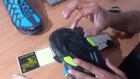 ¿Cómo se debe ajustar los pedales?