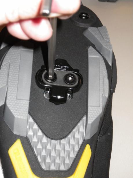 ¿Cómo se debe ajustar los pedales?