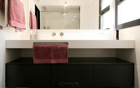 diseño reformas slow emmme studio - baño de Maria y Rober - lavabo blanco grande mueble gris.jpg