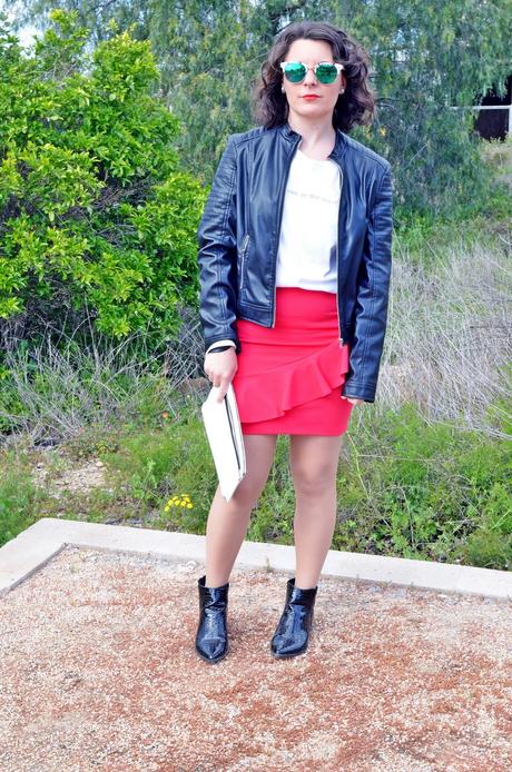 Falda roja con volante