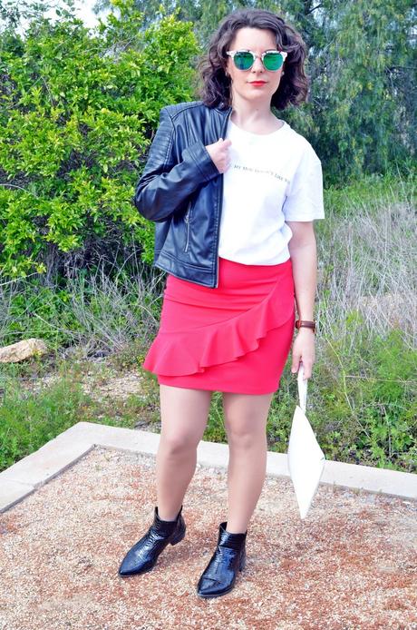 Falda roja con volante