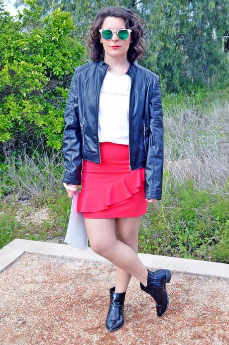 Falda roja con volante