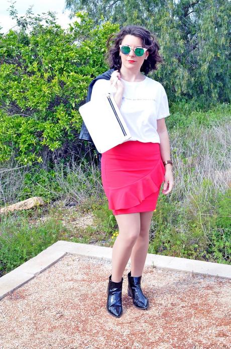 Falda roja con volante