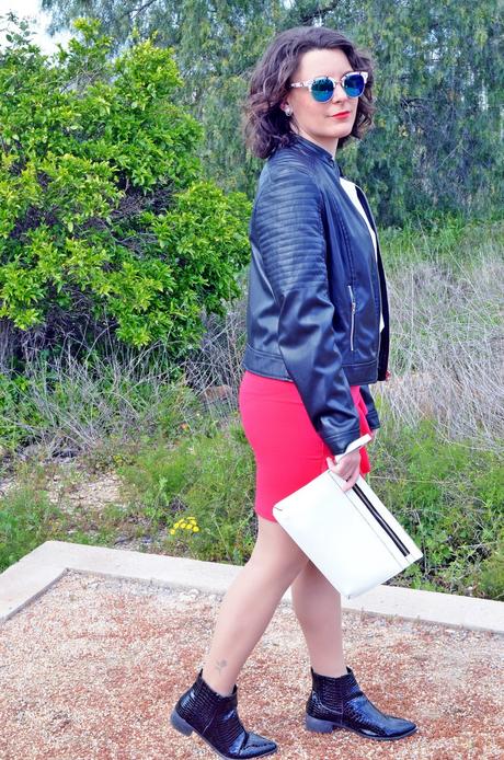 Falda roja con volante