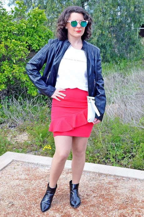 Falda roja con volante