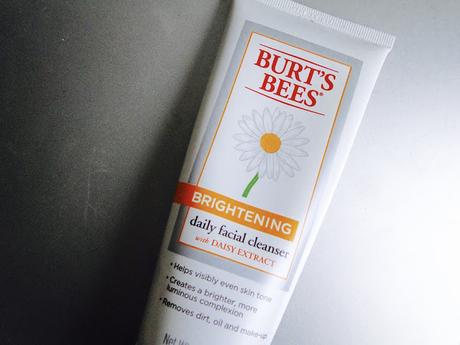 Brightening daily facial cleanser de Burt's Bees, limpieza sin jabón.