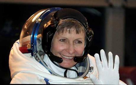 La astronauta de más edad bate record de caminata espacial